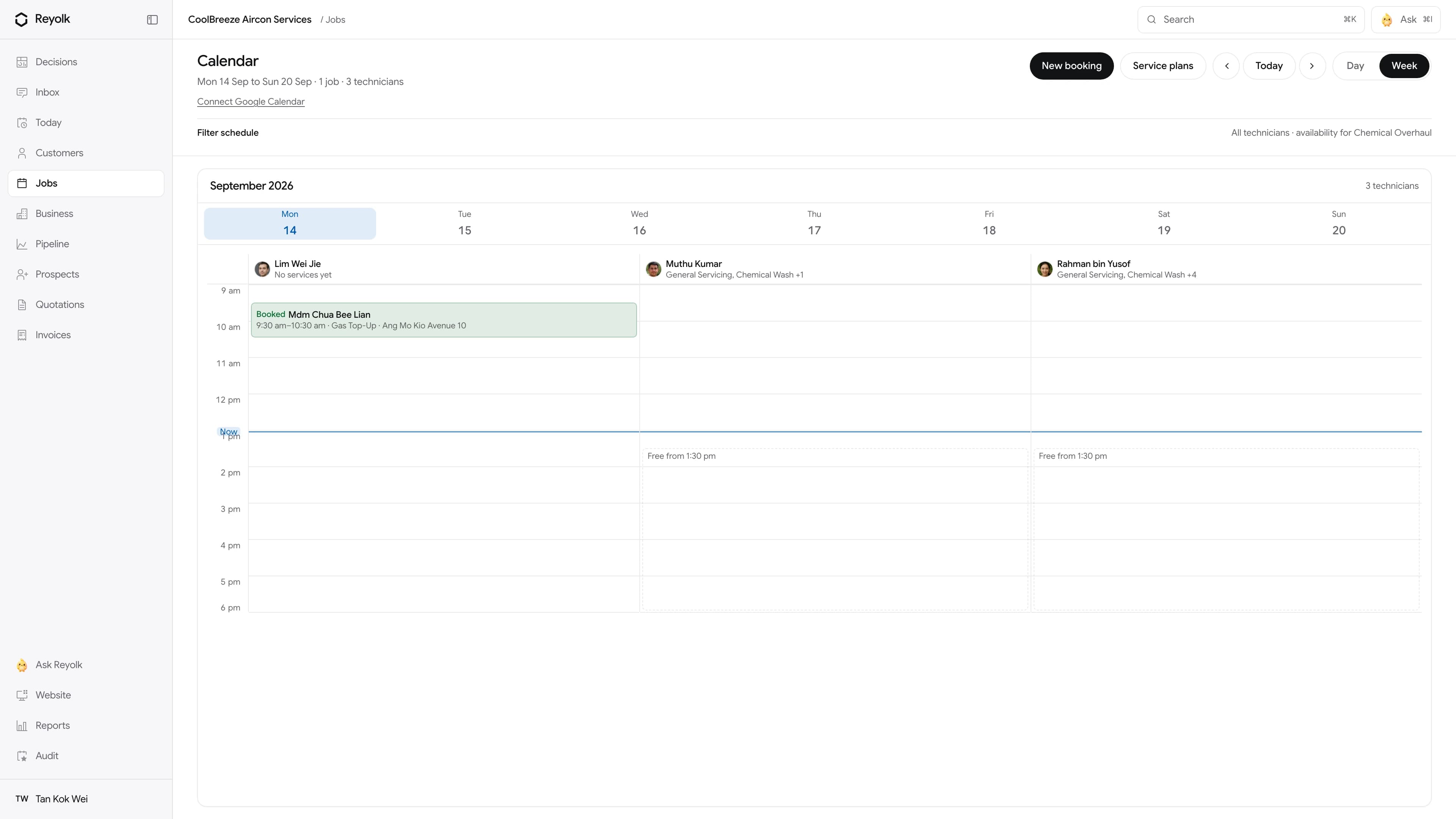 Reyolk calendar showing technician schedules, service filters and a contextual explanation of the selected day